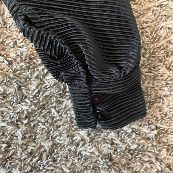 Macy’s Black Wrap Crinkle Blouse Size Small - Picture 4 of 5